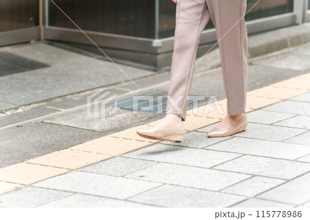 街を歩くビジネスウーマンの足元(点字ブロック・視覚障害者) 街を歩くビジネスウーマンの足元(点字ブロック・視覚障害者) 115778986
