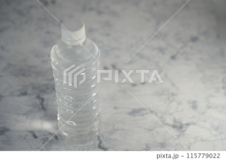 水の入ったペットボトル 115779022