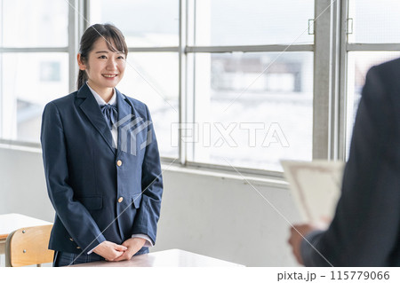 卒業式に卒業証書・賞状を渡す先生と受け取る生徒(女子高生・高校生・中学生) 卒業式に卒業証書・賞状を渡す先生と受け取る生徒(女子高生・高校生・中学生) 115779066