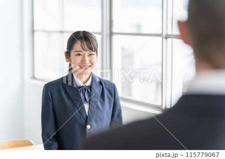 男性・先生と話す女子高生(女子高生・高校生・中学生) 男性・先生と話す女子高生(女子高生・高校生・中学生) 115779067