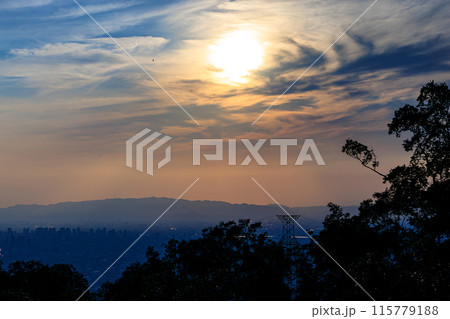 奈良大阪府県境信貴生駒スカイライン海抜600m展望台夕景　中望遠ズーム　黄金色に染めながら沈む夕日➄ 115779188