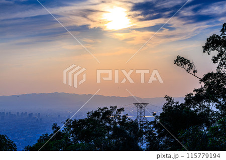 奈良大阪府県境信貴生駒スカイライン海抜600m展望台夕景　中望遠ズーム　黄金色に染めながら沈む夕日⑧ 115779194
