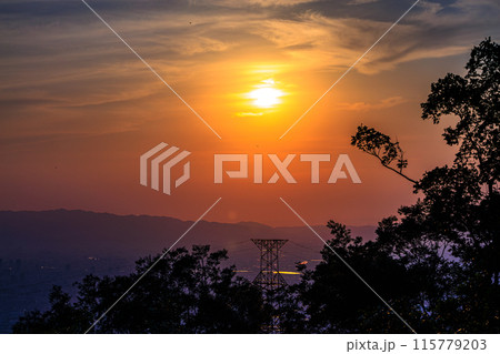 奈良大阪府県境信貴生駒スカイライン海抜600m展望台夕景　中望遠ズーム　黄金色に染めながら沈む夕日⑭ 115779203