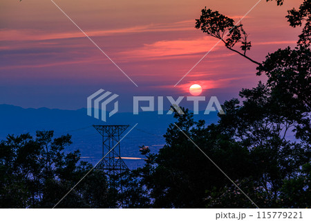 奈良大阪府県境信貴生駒スカイライン海抜600m展望台夕景　中望遠ズーム　真っ赤に染めながら沈む夕日⑰ 115779221
