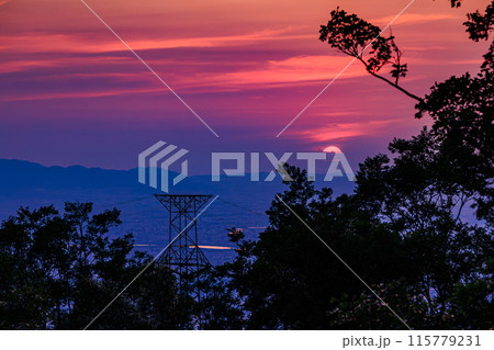 奈良大阪府県境信貴生駒スカイライン海抜600m展望台夕景　中望遠ズーム　真っ赤に染めながら沈む夕日㉗ 115779231