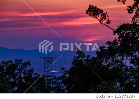 奈良大阪府県境信貴生駒スカイライン海抜600m展望台夕景　中望遠ズーム　真っ赤に染めながら沈む夕日㉝ 115779237