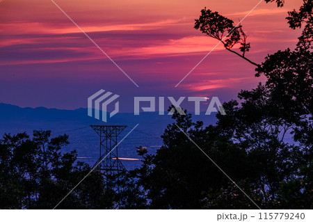 奈良大阪府県境信貴生駒スカイライン海抜600m展望台夕景 中望遠ズーム 真っ赤に染めながら沈む夕日㊱ 奈良大阪府県境信貴生駒スカイライン海抜600m展望台夕景 中望遠ズーム 真っ赤に染めながら沈む夕日㊱ 115779240