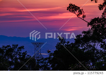 奈良大阪府県境信貴生駒スカイライン海抜600m展望台夕景 中望遠ズーム 真っ赤に染めながら沈む夕日㊴ 奈良大阪府県境信貴生駒スカイライン海抜600m展望台夕景 中望遠ズーム 真っ赤に染めながら沈む夕日㊴ 115779243