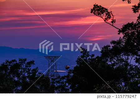 奈良大阪府県境信貴生駒スカイライン海抜600m展望台夕景　中望遠ズーム　真っ赤に染めながら沈む夕日㊸ 115779247