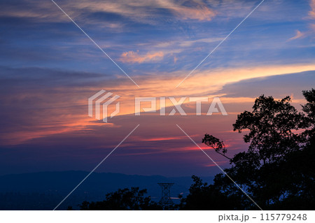 奈良大阪府県境信貴生駒スカイライン海抜600m展望台夕景　中望遠ズーム　美しい夕焼け空① 115779248
