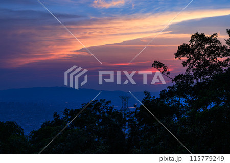 奈良大阪府県境信貴生駒スカイライン海抜600m展望台夕景　中望遠ズーム　美しい夕焼け空② 115779249