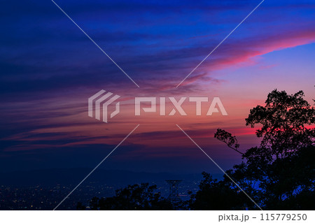 奈良大阪府県境信貴生駒スカイライン海抜600m展望台夕景　中望遠ズーム　美しい夕焼け空③ 115779250