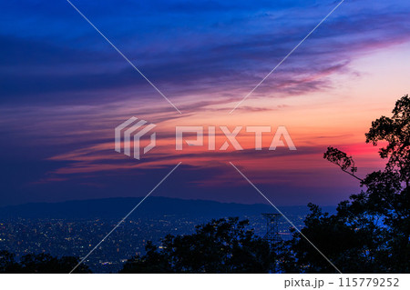 奈良大阪府県境信貴生駒スカイライン海抜600m展望台夕景 中望遠ズーム 美しい夕焼け空⑤ 奈良大阪府県境信貴生駒スカイライン海抜600m展望台夕景 中望遠ズーム 美しい夕焼け空⑤ 115779252