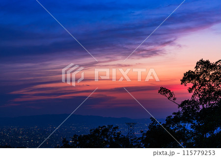 奈良大阪府県境信貴生駒スカイライン海抜600m展望台夕景　中望遠ズーム　美しい夕焼け空➅ 115779253