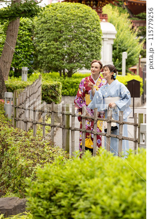 日本庭園を散策する着物姿の外国人女性と日本人女性 日本庭園を散策する着物姿の外国人女性と日本人女性 115779256