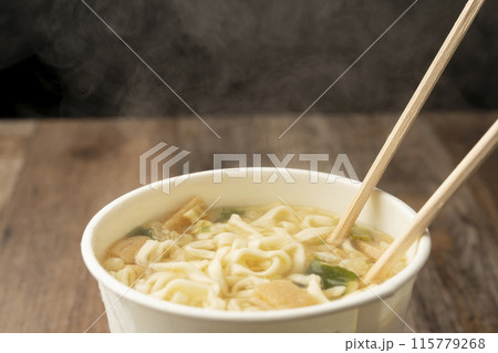 カップ麺 きつねうどん 割り箸 カップ麺 きつねうどん 割り箸 115779268