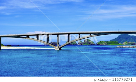 沖縄県座間味村阿嘉島の阿嘉大橋 沖縄県座間味村阿嘉島の阿嘉大橋 115779271