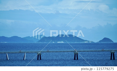 那覇空港の滑走路と慶良間諸島の風景 115779275