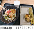 うどん屋での食事 115779302