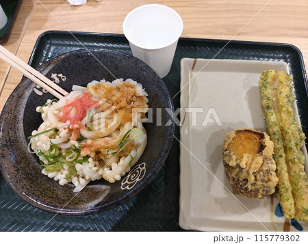 うどん屋での食事 115779302