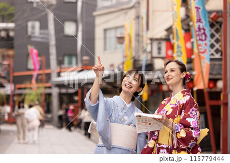 浅草の街並みを散策する着物姿の外国人女性と日本人 浅草の街並みを散策する着物姿の外国人女性と日本人 115779444
