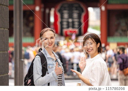 浅草を観光する外国人女性と案内役の日本人女性 浅草を観光する外国人女性と案内役の日本人女性 115780208