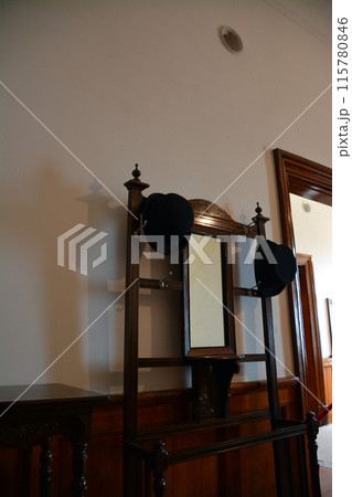 威風堂々たる明治期の西洋風館「旧函館区公会堂」・内観 115780846