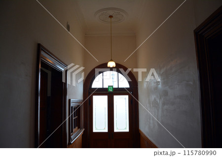 威風堂々たる明治期の西洋風館「旧函館区公会堂」・内観 115780990