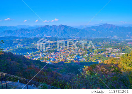 秋の群馬県渋川市伊香保町の上ノ山公園のときめきデッキ(展望台)から北側の眺望 115781261