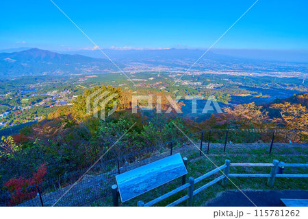 秋の群馬県渋川市伊香保町の上ノ山公園のときめきデッキ(展望台)から北東側の眺望 秋の群馬県渋川市伊香保町の上ノ山公園のときめきデッキ(展望台)から北東側の眺望 115781262