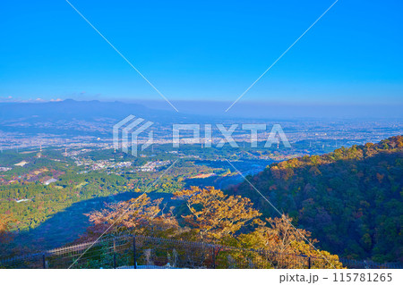 秋の群馬県渋川市伊香保町の上ノ山公園のときめきデッキ(展望台)から東側の眺望 115781265