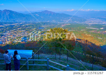 秋の群馬県渋川市伊香保町の上ノ山公園のときめきデッキ(展望台)から北東側の眺望 115781267