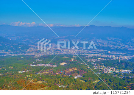 秋の群馬県渋川市伊香保町の上ノ山公園のときめきデッキ(展望台)から東側の眺望 115781284