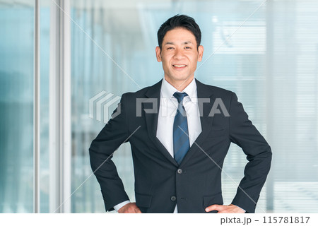 スーツ姿の中年アジア人ビジネスマン（経営者・管理職・役員・社長・上司） 115781817