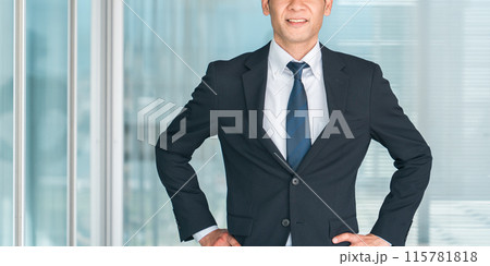 スーツ姿の中年アジア人ビジネスマン（経営者・管理職・役員・社長・上司） 115781818