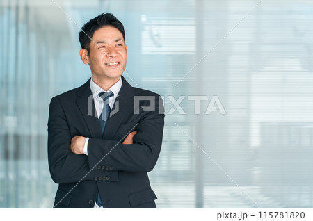 腕組みするスーツ姿のアジア人ビジネスマン自信・やる気・キャリア） 115781820