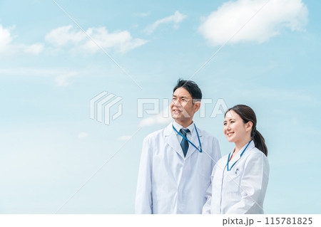青空の下にいる病院で働く白衣を着た医者・医師・ドクター・医療スタッフ 115781825