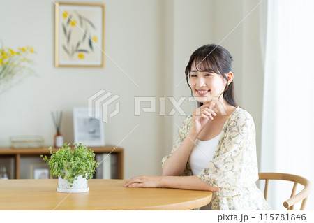 自宅でくつろぐ若い女性 115781846