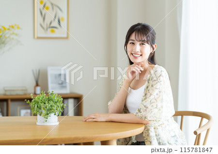自宅でくつろぐ若い女性 115781847