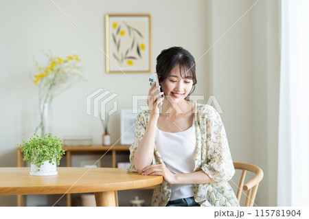 自宅で電話する若い女性 115781904