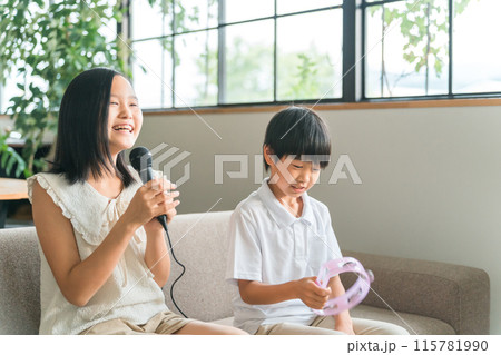 家でカラオケを楽しむ子供達(家庭用カラオケ・おうちカラオケ) 家でカラオケを楽しむ子供達(家庭用カラオケ・おうちカラオケ) 115781990