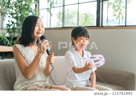 家でカラオケを楽しむ子供達（家庭用カラオケ・おうちカラオケ） 115781993