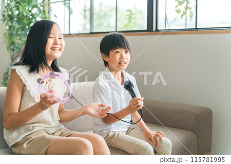 家でカラオケを楽しむ子供達（家庭用カラオケ・おうちカラオケ） 115781995