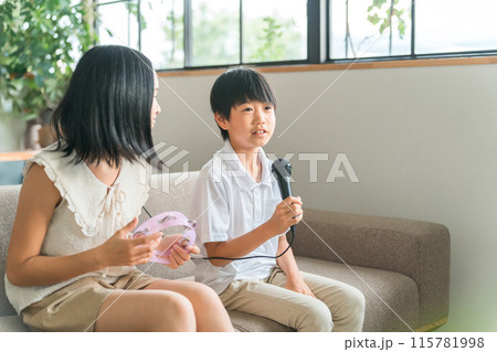 家でカラオケを楽しむ子供達（家庭用カラオケ・おうちカラオケ） 115781998