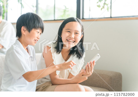 家でスマホ・スマートフォンを使う子供達 115782000