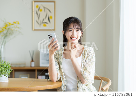 自宅でスマホを見る若い女性 自宅でスマホを見る若い女性 115782061