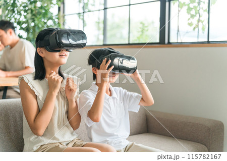 VRゴーグルをつけてバーチャルリアリティ・メタバースを体験する子供達 115782167
