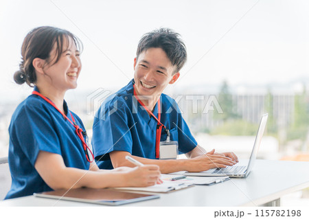 ミーティング・カンファレンス・申し送りを行う看護師・理学療法士・介護福祉士・医師・研修医の若い男女 ミーティング・カンファレンス・申し送りを行う看護師・理学療法士・介護福祉士・医師・研修医の若い男女 115782198