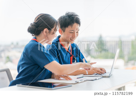 ミーティング・カンファレンス・申し送りを行う看護師・理学療法士・介護福祉士・医師・研修医の若い男女 115782199