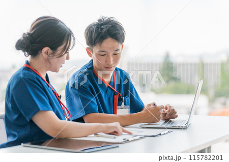 ミーティング・カンファレンス・申し送りを行う看護師・理学療法士・介護福祉士・医師・研修医の若い男女 115782201